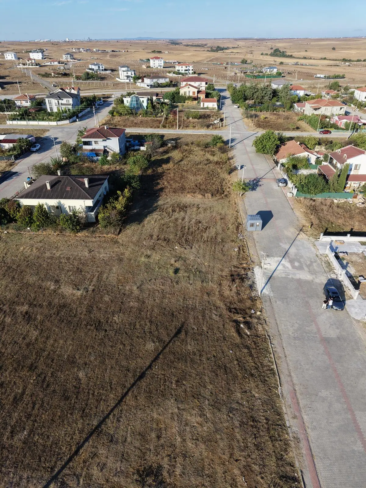 Marmaracık Konutları için ayrılan boş arsa ve önündeki yol, drone görüntüsü