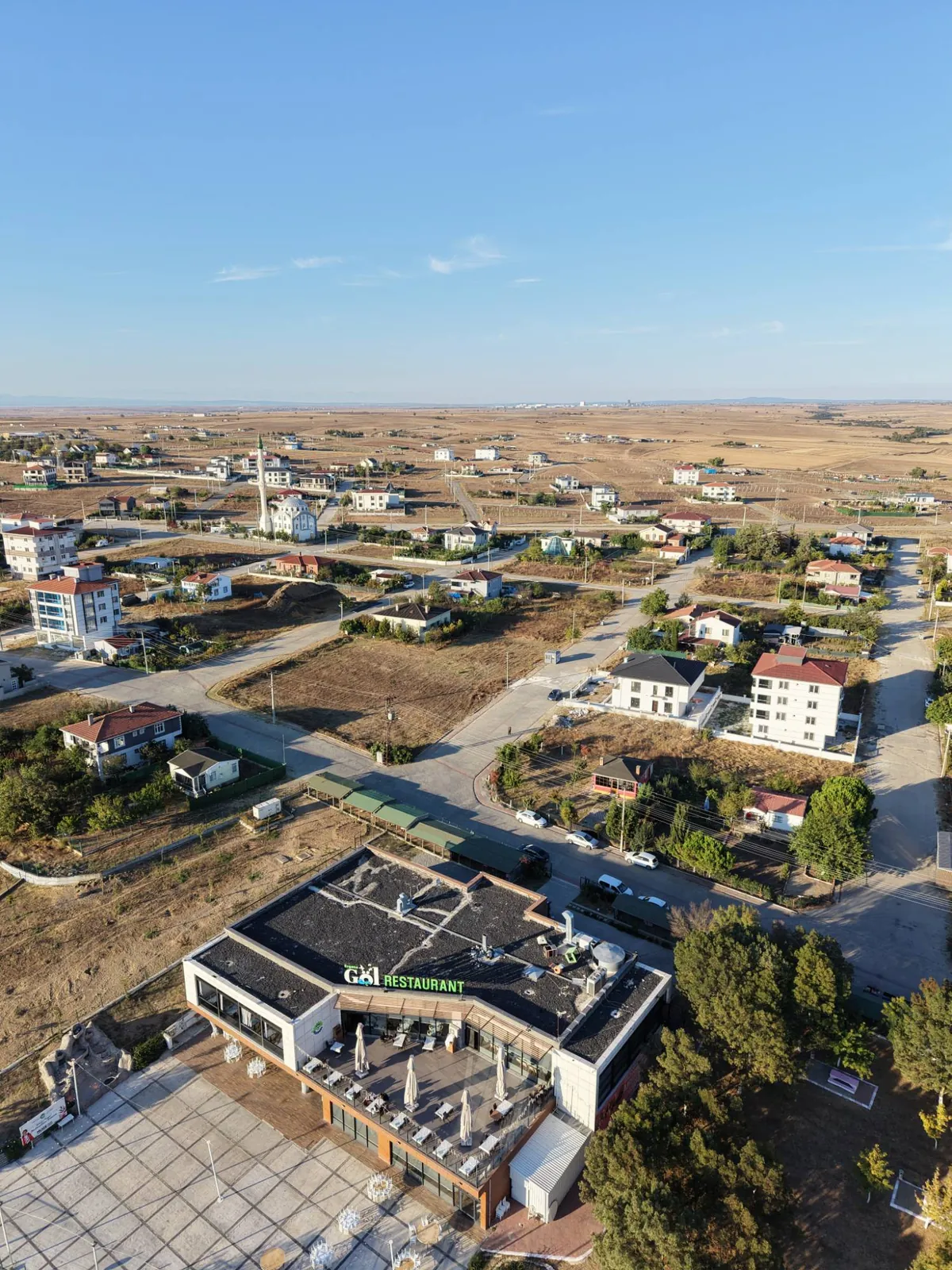Göl Restaurant üzerinden Marmaracık Konutları bina alanına ve Hacı İsmet Baştak Camii'ne bakan drone görüntüsü